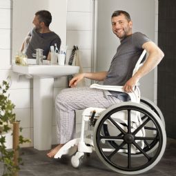 Etac Clean Bade- og toiletstol med drivhjul
