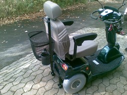 Bagkurv til Karma el-scooter  - eksempel fra produktgruppen kurve, tasker, bokse, kop- og flaskeholdere monteret på kørestole