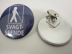 Badge blå med hvid mand med klemme m/teksten:svagtseende