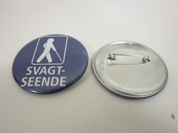 Badge blå med hvid mand med nål m/teksten:svagtseende