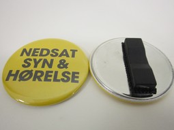 Gul badge m/magnet og teksten:Nedsat syn & hørelse