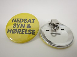 Gul badge m/klemme og teksten:Nedsat syn & hørelse