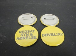 Rund gul badge m/nål og teksten: DØVBLIND