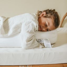 Fossflakes Comfort-I Junior Støttepude inkl. betræk - klik for at se billedet i fuld størrelse - åbner i nyt vindue Fossflakes Comfort-I Junior Støttepude inkl. betræk