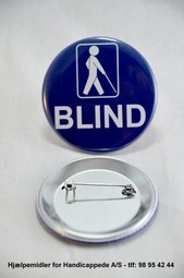 Badge blind. Hvid mand med teksten blind på blå baggrund