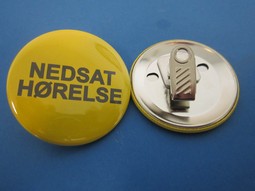 Gul badge med nål og teksten: Nedsat hørelse