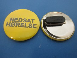 Gul badge med nål og teksten: Nedsat hørelse