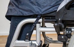 Regnponcho til kørestolsbrugere