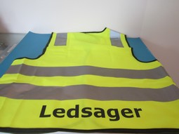 Vest med teksten: LEDSAGER