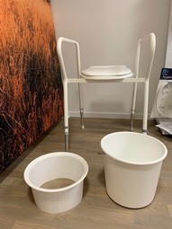 Fritstående bad- og toiletstøtte - sæde med låg