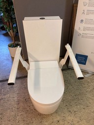 Toiletarmstøtter monteret på toilettet