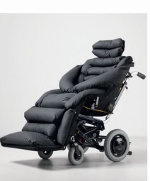 Kelvin Aura Komfort Kørestol  - eksempel fra produktgruppen elkørestole, hjælpermanøvrerede, klasse a (primært til indendørs brug)