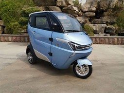 Wecan J1 kabinescooter  - eksempel fra produktgruppen trehjulede knallerter og motorcykler