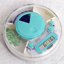 Nedtælling pilleæske med lyd alarm - eksempel fra produktgruppen medicinæsker med påmindelse Nedtælling pilleæske med lyd alarm - eksempel fra produktgruppen medicinæsker med påmindelse