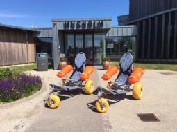 Strand kørestol & badekørestol - klik for at se billedet i fuld størrelse - åbner i nyt vindue Strand kørestol & badekørestol