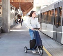 Movu Trehjulsrollator med rat, terrængående hjul og 2 tasker