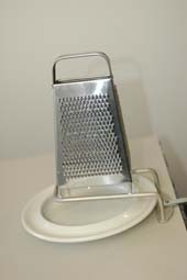 Grater for one-hand use