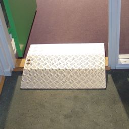 Double-sided ramp for doorstep, all-covering