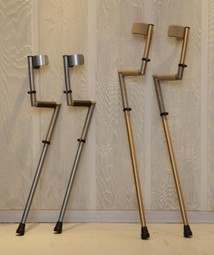 Tompoma crutch of titanium, aluminium and leather - example from the product group height adjustable elbow crutches with adjustable elbow support Tompoma crutch of titanium, aluminium and leather - example from the product group height adjustable elbow crutches with adjustable elbow support