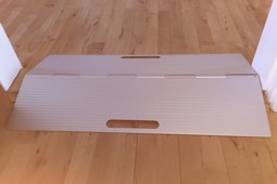 Foldable threshold ramp with transport handles - low weight