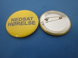 Yellow badge with neadel text:Impaired hearing