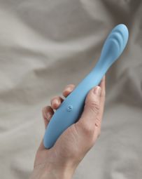 Penny - slim vibrating dildo from Peech