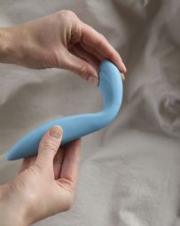 Penny - slim vibrating dildo from Peech
