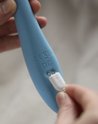 Penny - slim vibrating dildo from Peech