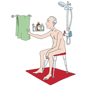 Mand siddende på badetaburat i brusebad