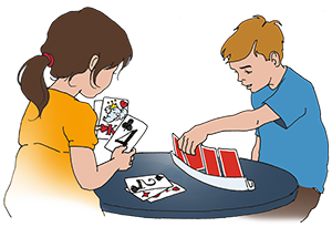 2 børn spiller kort - drengen bruger kortholder